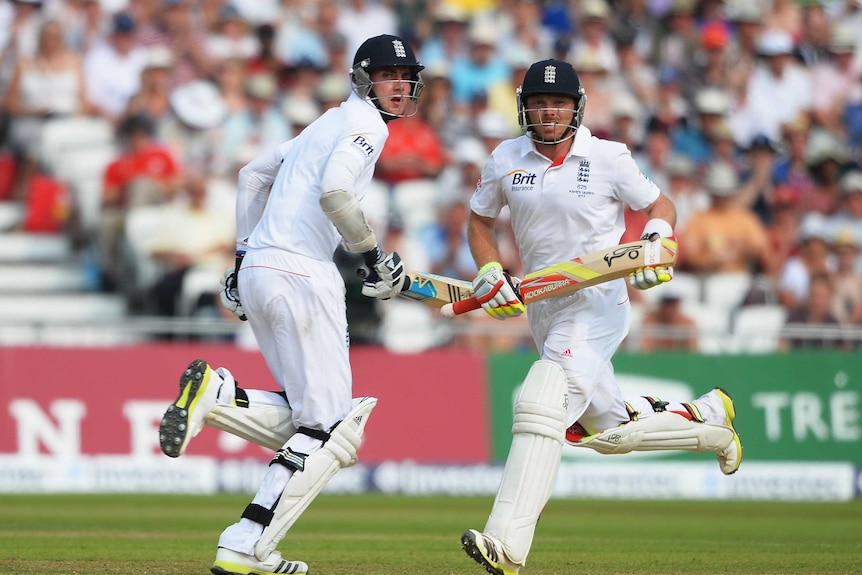 Stuart Broad and Ian Bell change ends at Trent Bridge