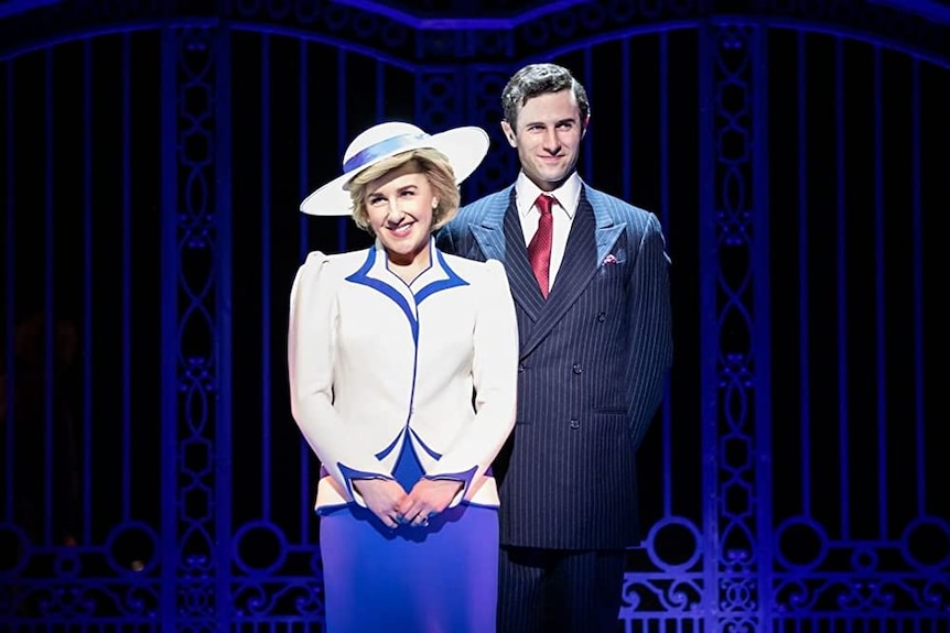 Zrzut ekranu z filmu Netflix Diana the Musical przedstawiający dwóch aktorów grających Dianę i księcia Karola