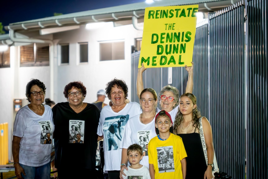 Manifestantes a favor de Dennis Dunn afuera de un juego de la AFL en Darwin.