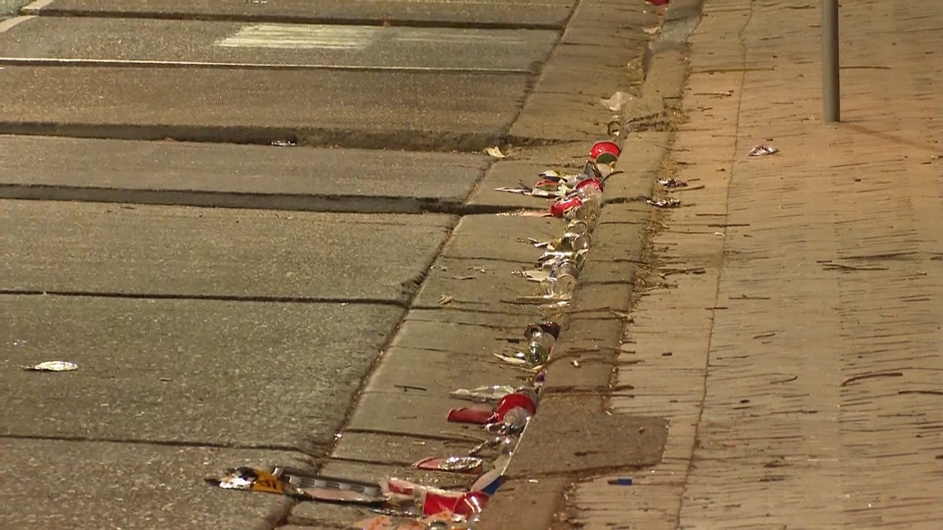 Calçada cheia de lixo.