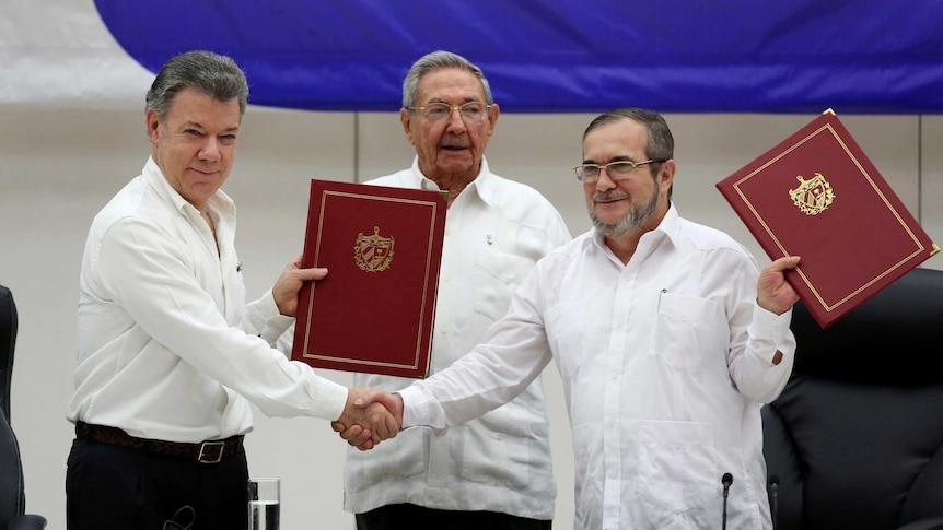 Colombia's President Juan Manuel Santos (L) and FARC rebel leader Rodrigo Londono.