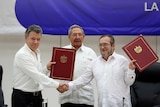 Colombia's President Juan Manuel Santos (L) and FARC rebel leader Rodrigo Londono.