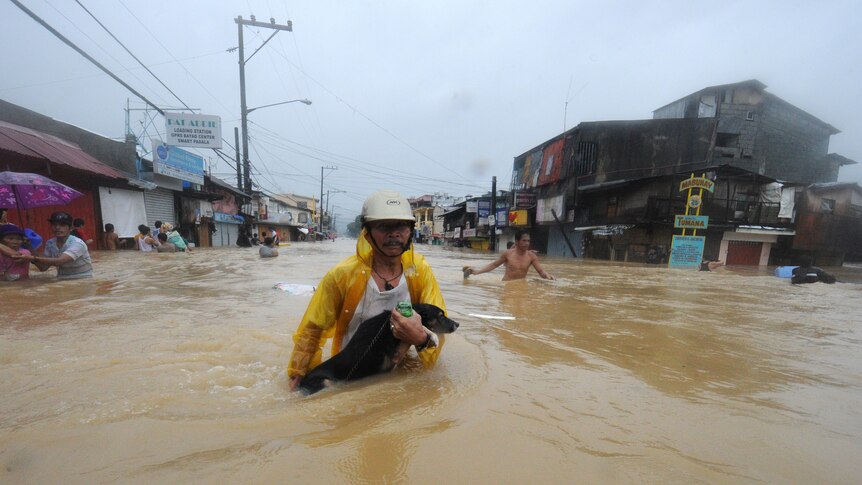 Manila residents evacuate their homes