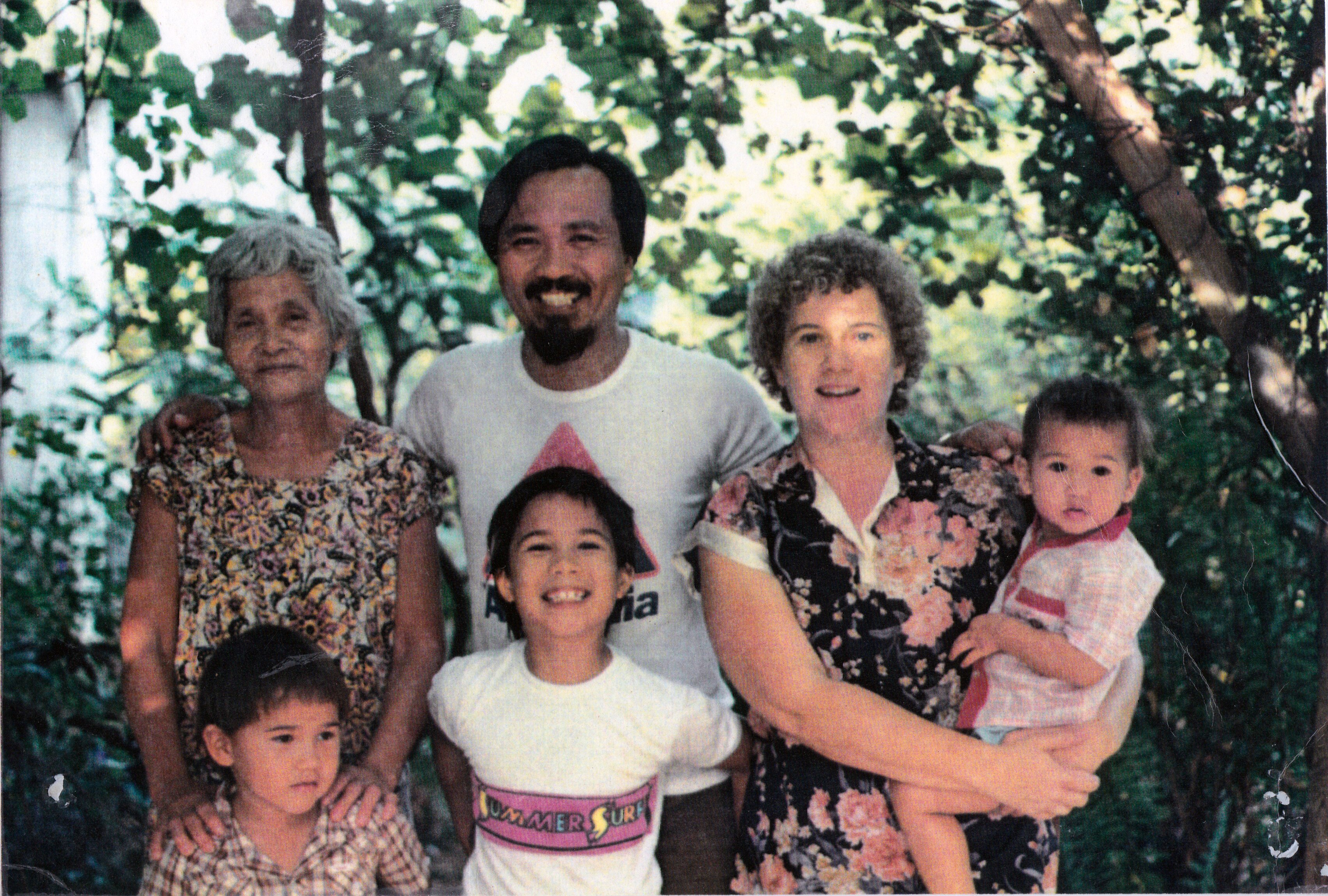 Una familia de tres hijos, dos padres y un abuelo