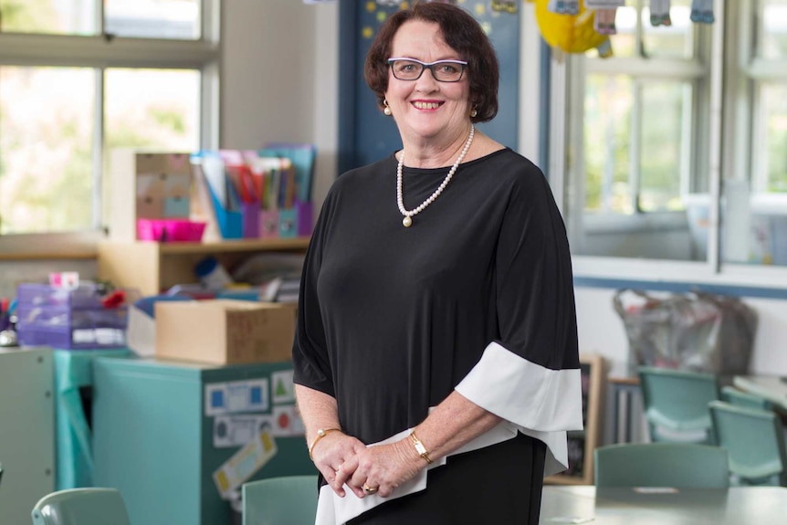 Portrait en pied de la présidente de la Queensland Association of State School Principals, Leslie Single