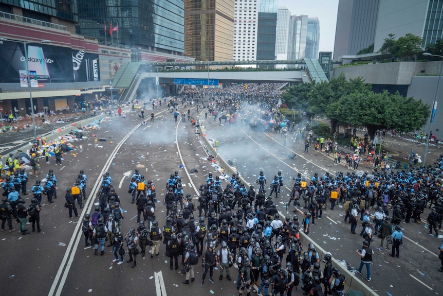 防暴警察使用催泪瓦斯和橡皮弹驱赶抗议人群。