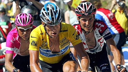 Lance Armstrong is tailed by Jan Ullrich and Ivan Basso during stage 14