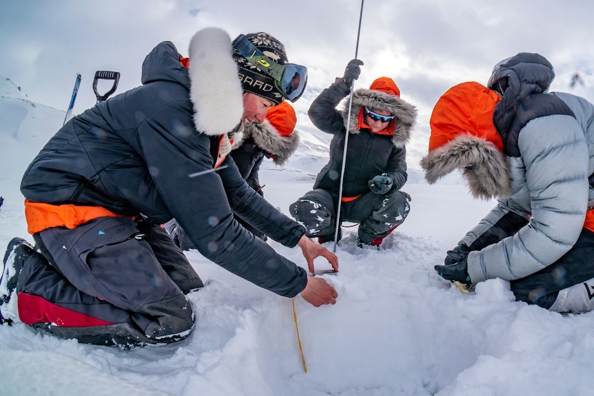 Een team van vrouwen verzamelt ijs- en sneeuwmonsters in het noordpoolgebied.