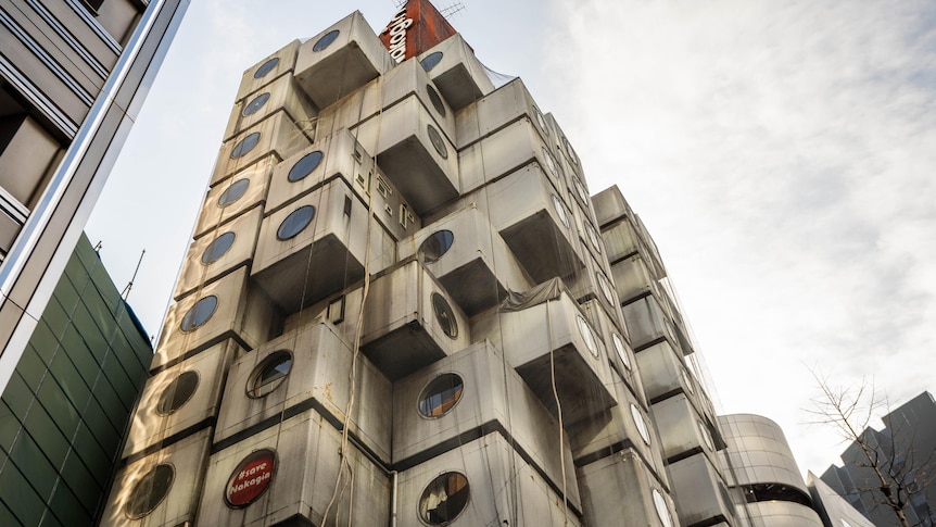 A rusty and old building that resembles blocks stacked on top of each other 