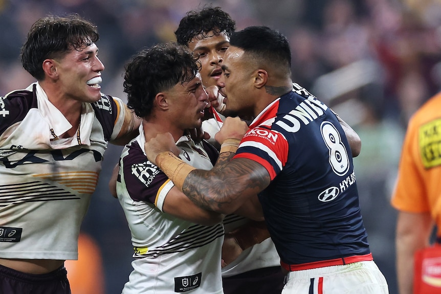 Brisbane Broncos Jordan Riki, Kotoni Staggs and Selwyn Cobbo scuffle with Sydney Roosters prop Spencer Leniu.