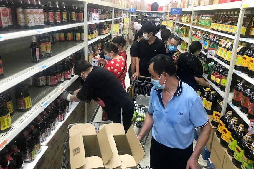 武汉市民在超市抢购。