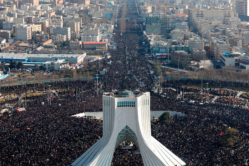 据报数百万人在德黑兰悼念苏莱曼尼将军。