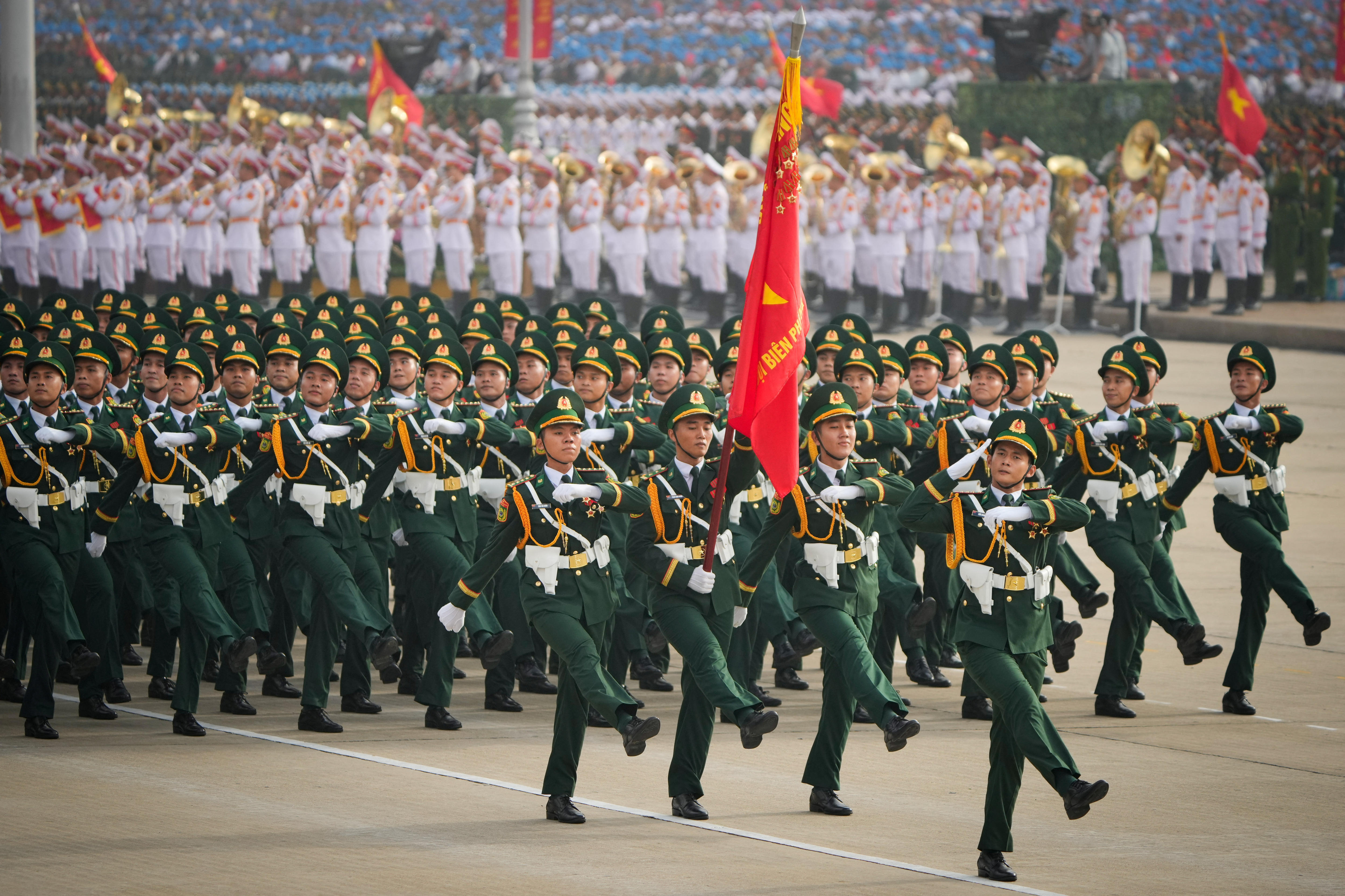 越南在河内巴亭广场举行盛大阅兵式。