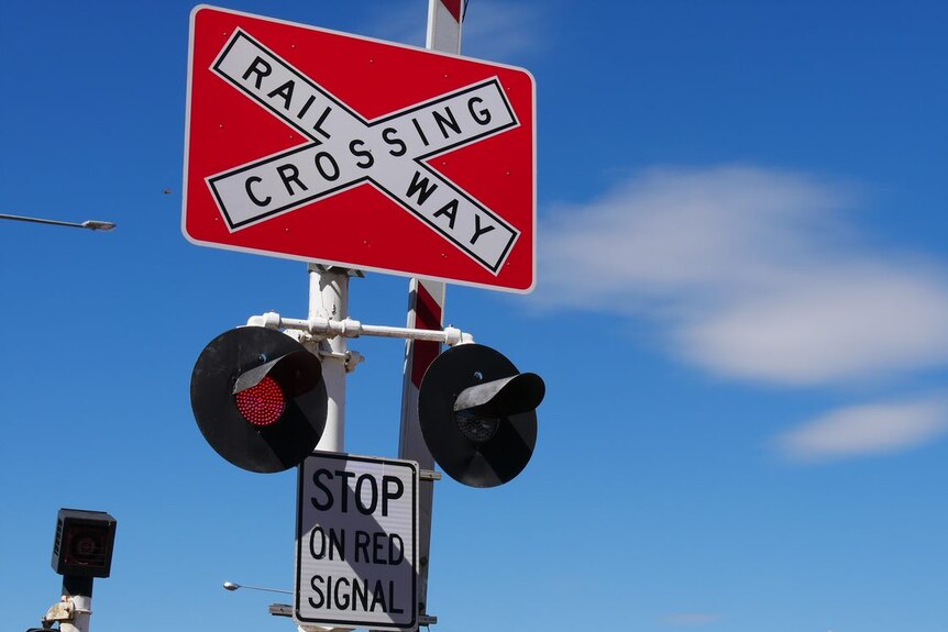 A warning sign at a rail crossing.