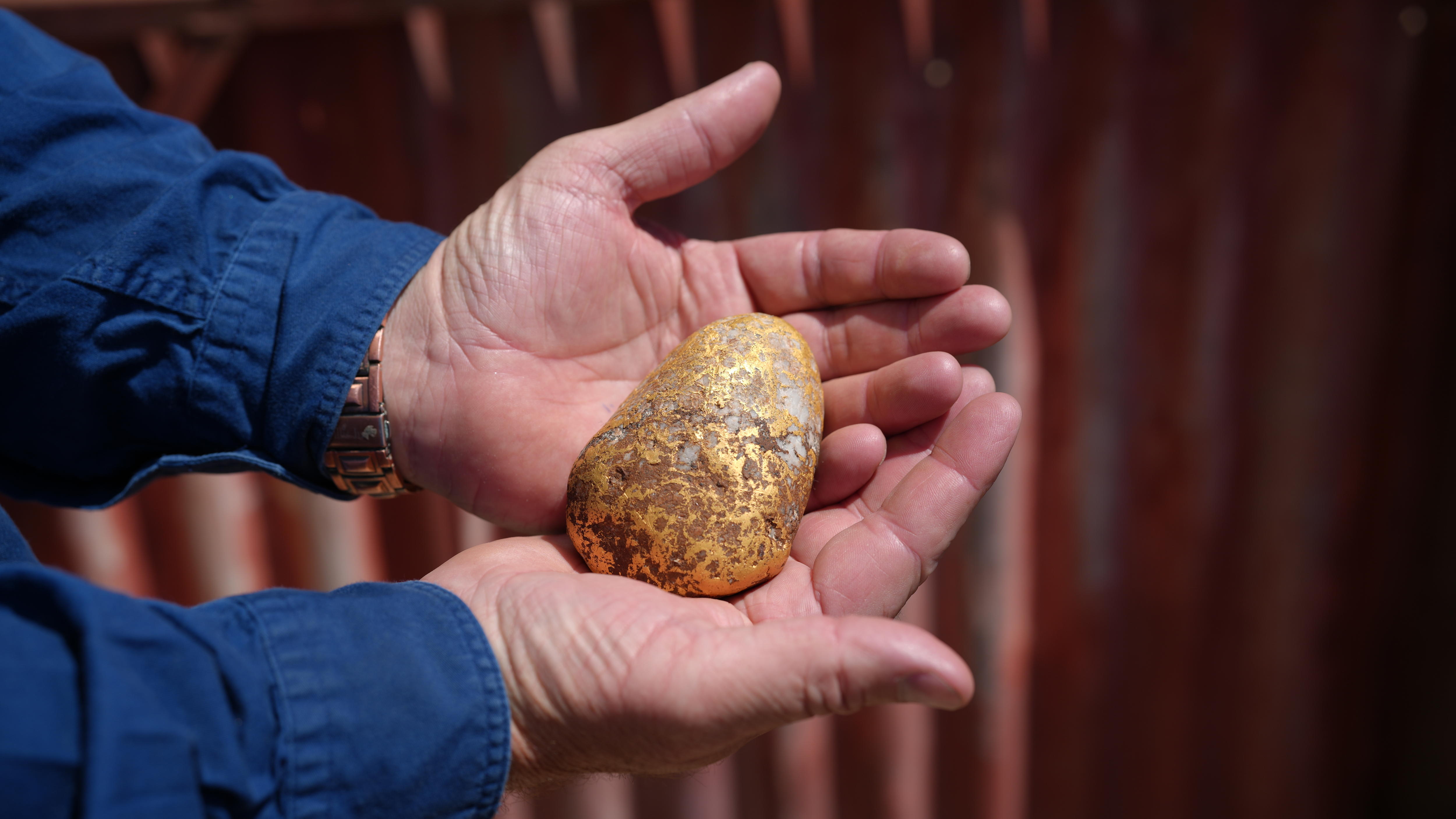 Amateur prospector finds $150,000 gold nugget in outback
