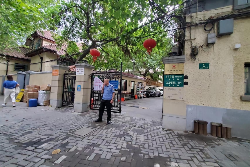上海一个封空的小区门口站着一个保安