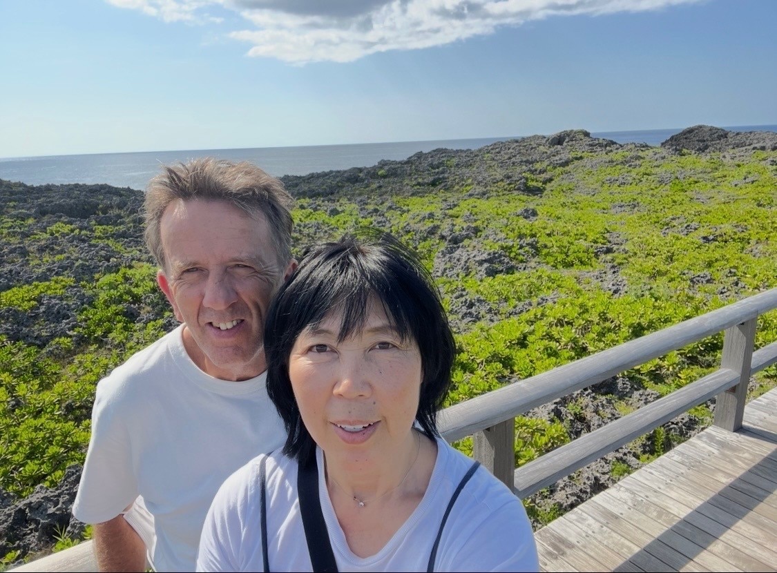 Un hombre y una mujer se toman un selfie en un paseo marítimo.