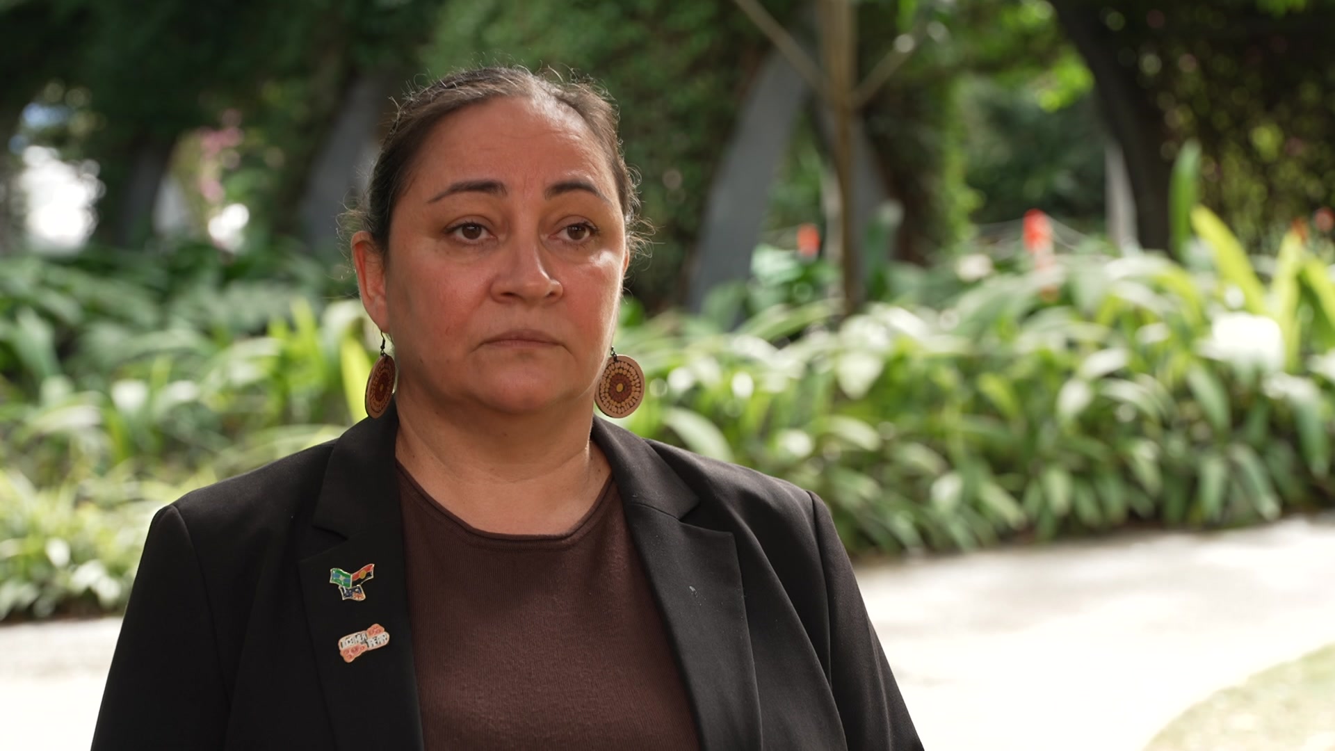 Katie Kiss con expresión neutral. 