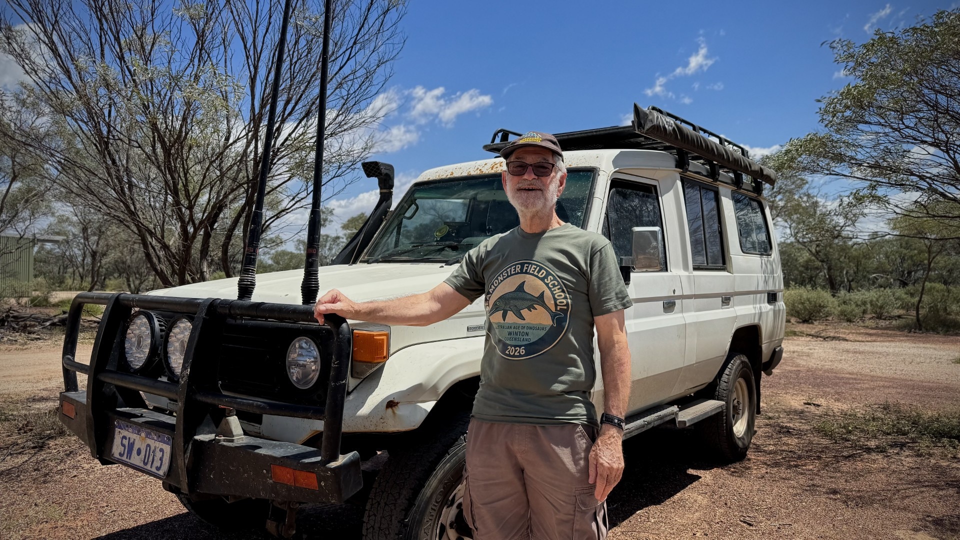 El hombre se encuentra junto al vehículo todoterreno