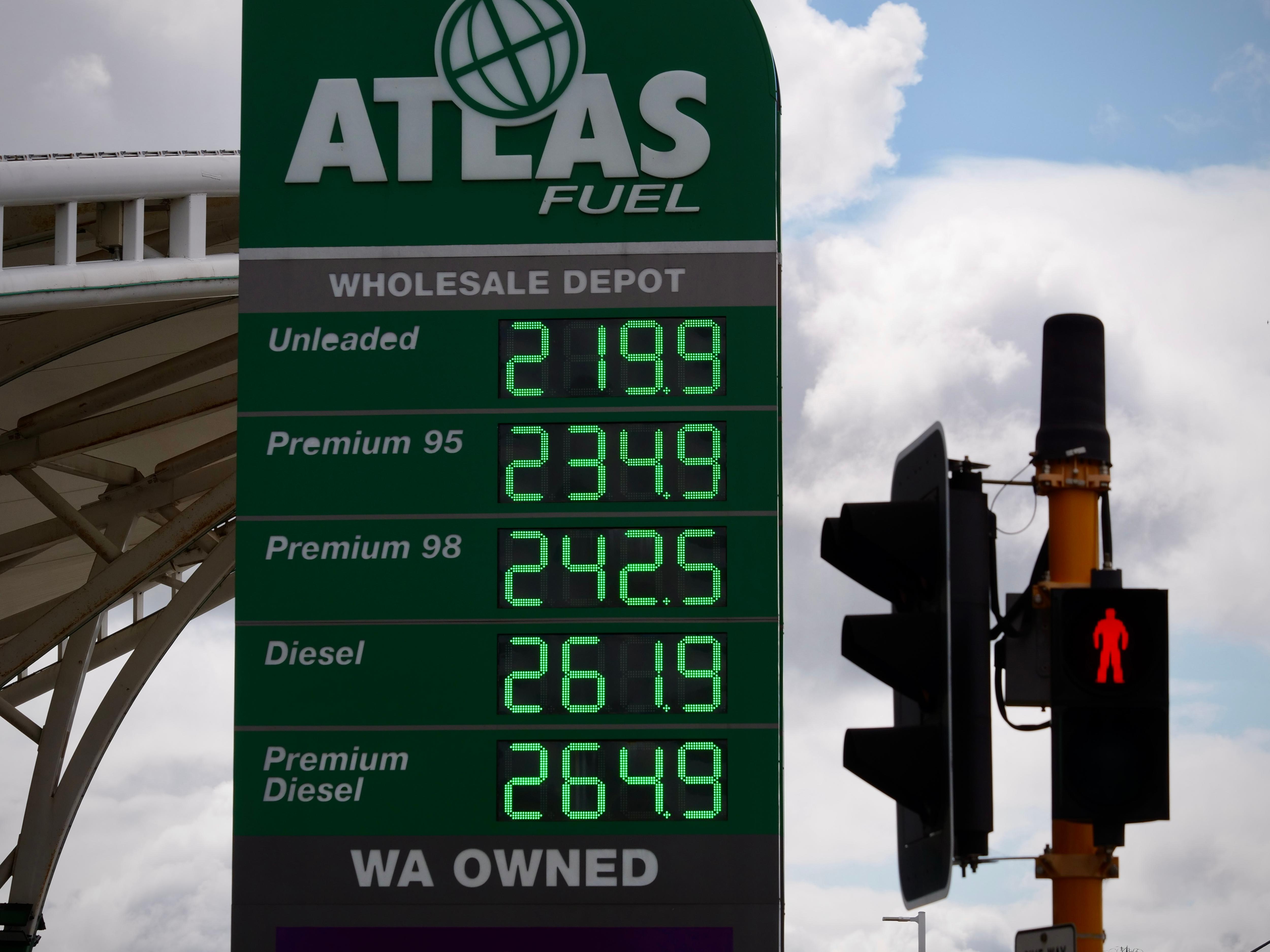 Coalition vows to cut $15 off tank of petrol when global prices spike - ABC News & Headlines – Australian Broadcasting Corporation