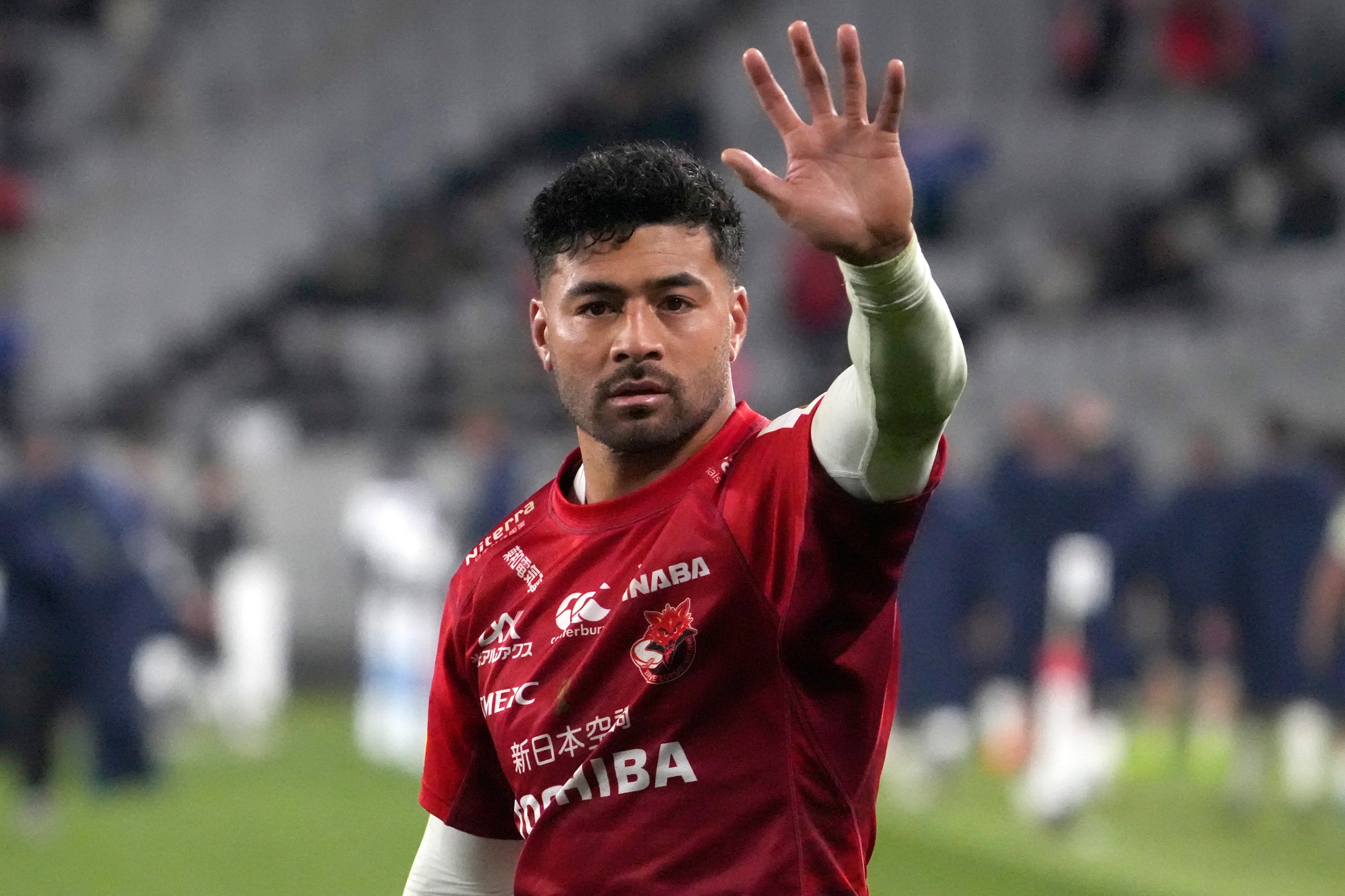 Richie Mo'unga acena para os espectadores após uma partida da Japan Rugby League One de 2025 pelo Toshiba Brave Lupus Tokyo.
