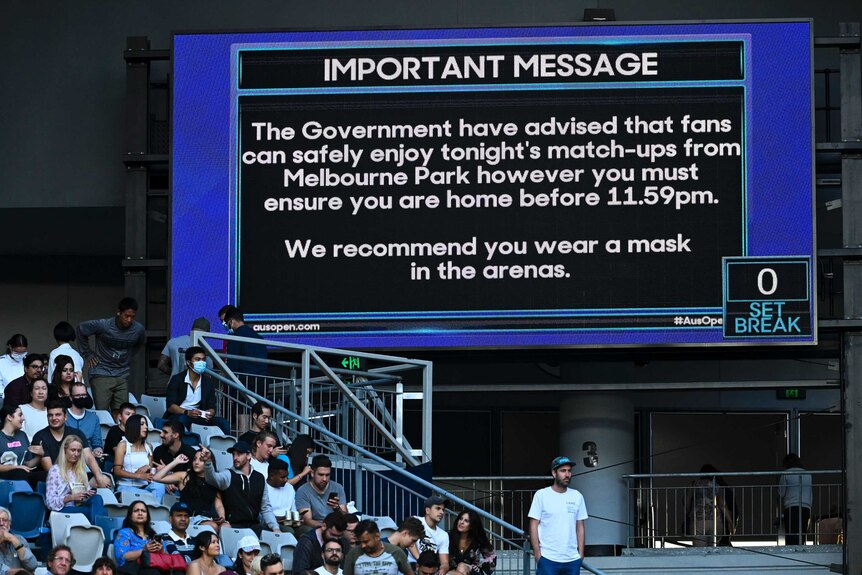 A screen advises spectators of the looming Victorian lockdown