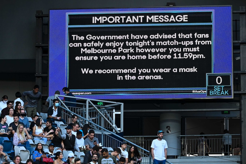 A screen advises spectators of the looming Victorian lockdown