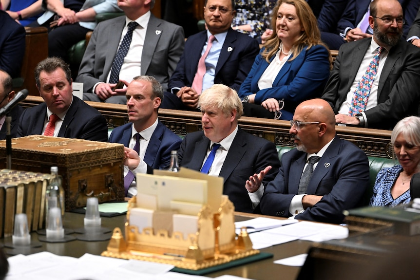 Membri del governo del Regno Unito seduti nella casa comune.