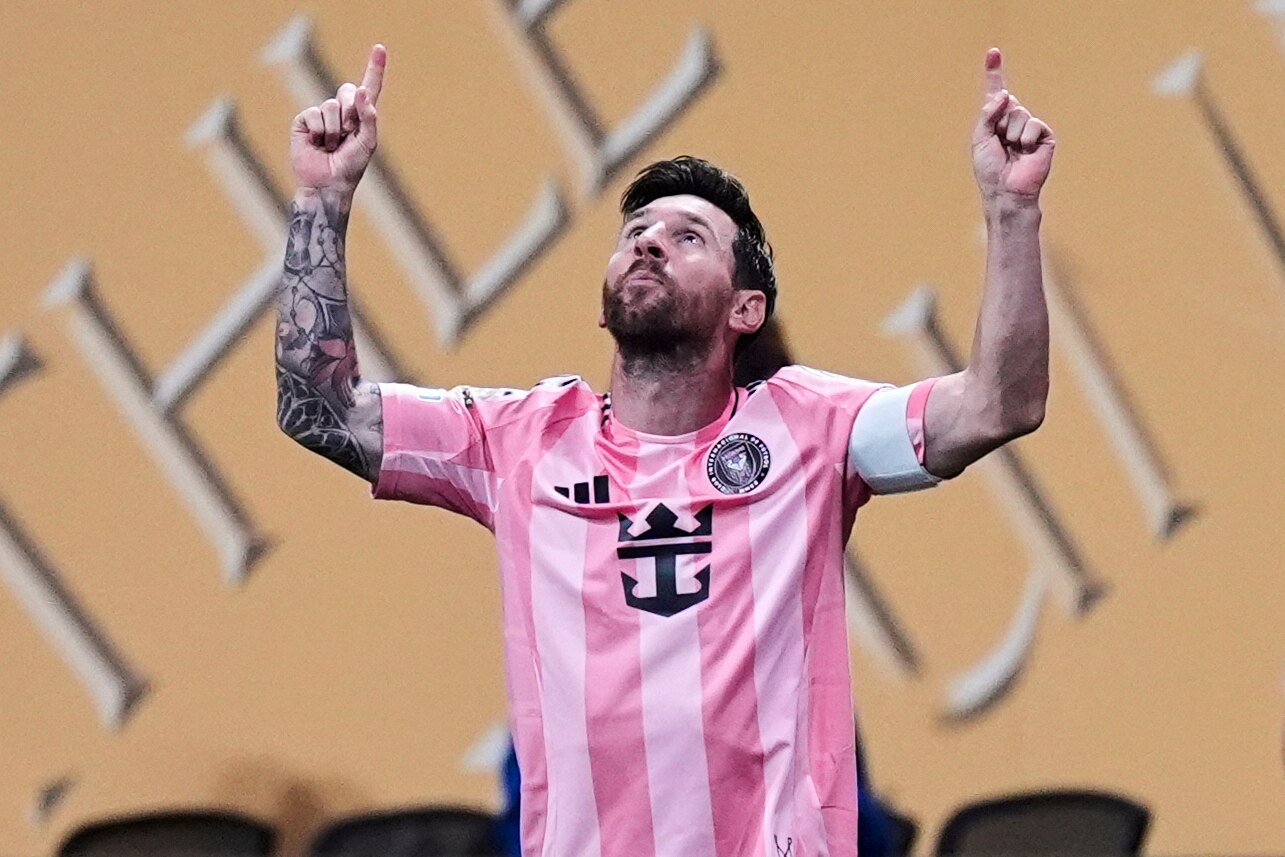 Lionel Messi points to the sky