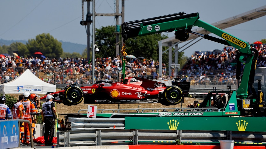 Charles Leclerc sort du Grand Prix de France alors qu’il menait, Max Verstappen l’emporte