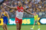 Lance Franklin gestures to the crowd after kicking another goal for Sydney at Perth Stadium.