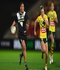 新西兰猕猴桃队的 Mele Hufanga 被澳大利亚队的 Jillaroos 追赶Emma Tonegato 在橄榄球联盟世界杯期间。” class=