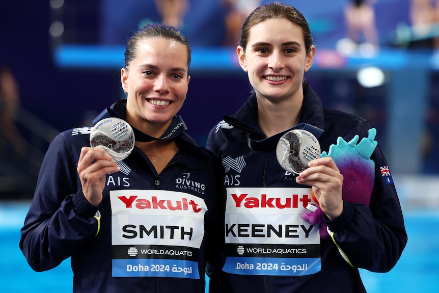 Anabelle Smith and Maddison Keeney pose with their silver medals at the World Aquatics Championships.
