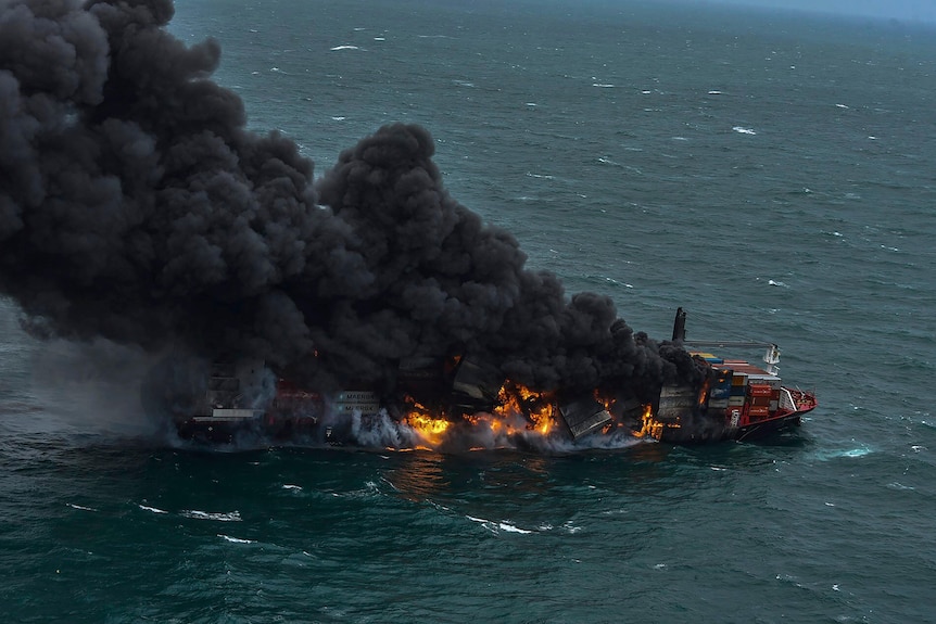     Il fumo sale dalla nave portacontainer MV X-Press Pearl, che ha preso fuoco al largo del porto di Colombo.