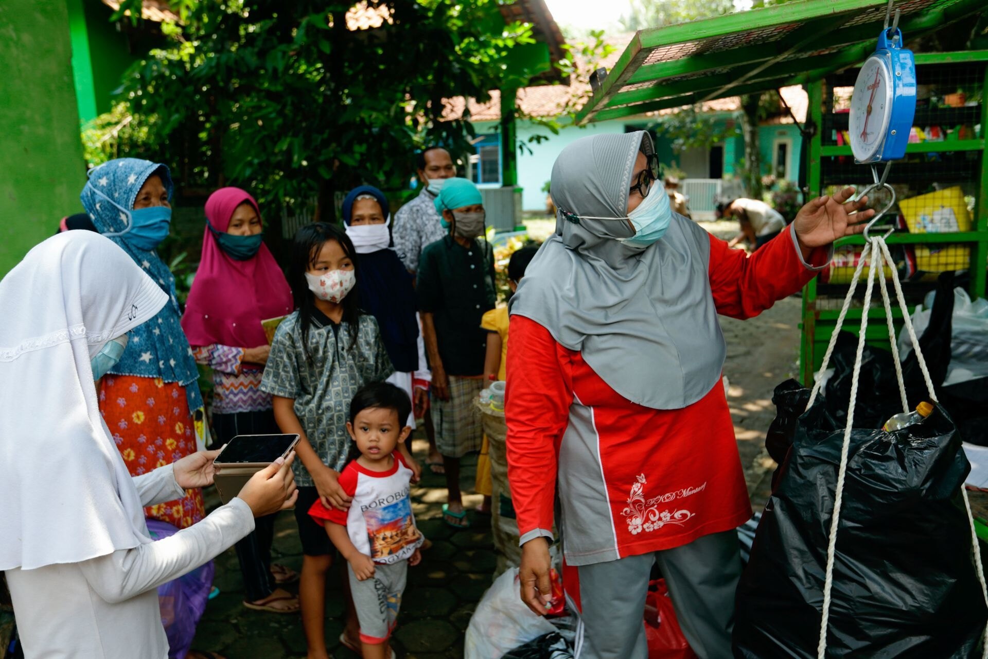 Roro menimbang sampah