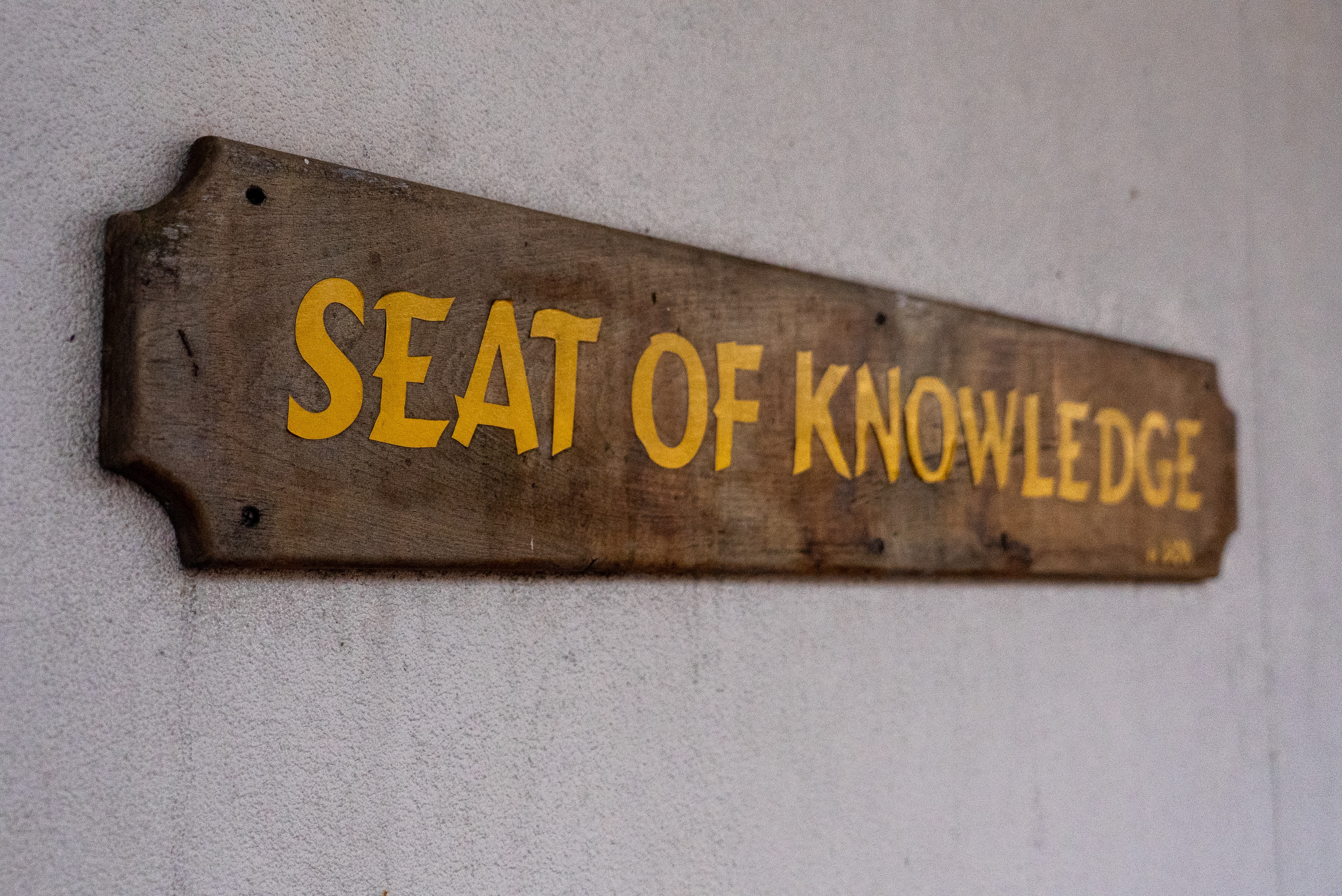 Un Sihn de madera con la inscripción “Sede del Conocimiento”.
