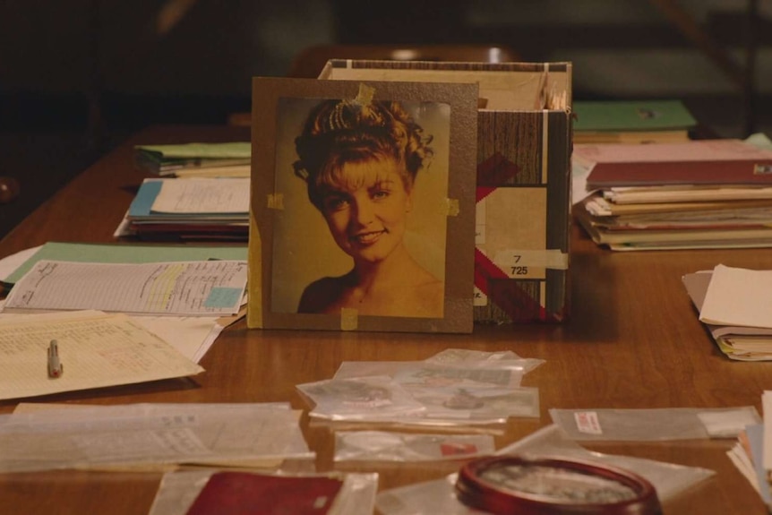 A photo of Laura Palmer sits on the desk of a crime investigator's office in a scene from the 2017 Twin Peaks.