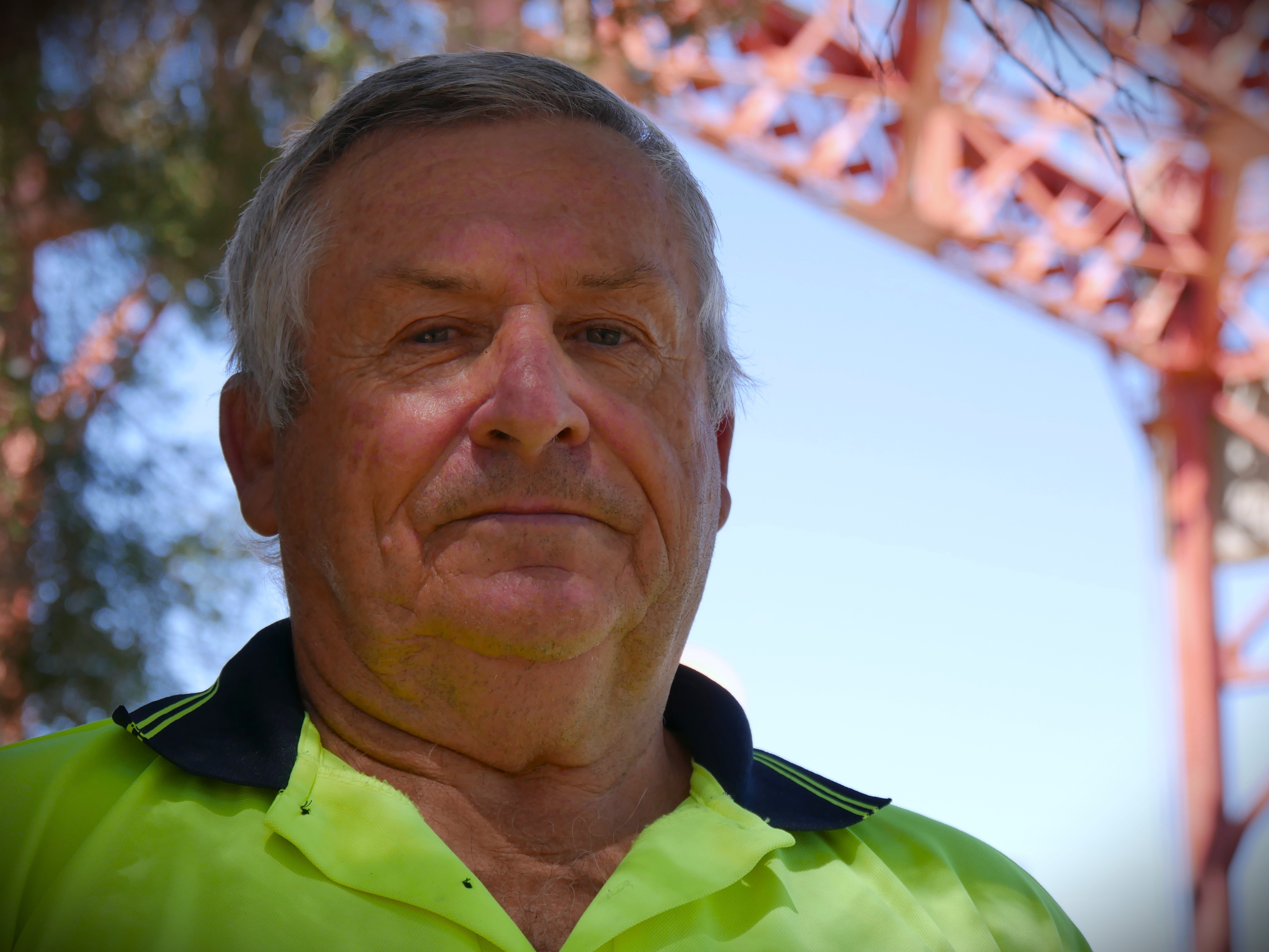 um homem olha para a câmera com uma expressão neutra 