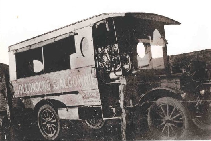 A black and white photo of a Model T Ford with Wollongong/Balgownie written on the side.