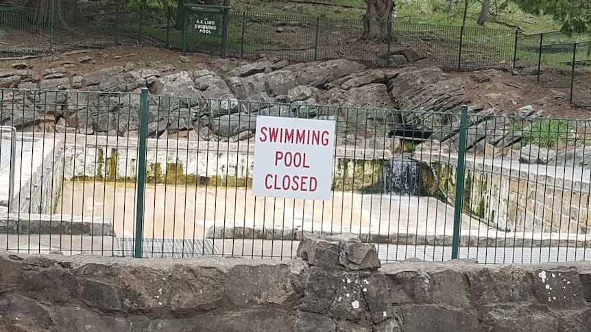 Pool closed sign at the Buchan pool