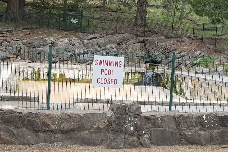 Pool closed sign at the Buchan pool