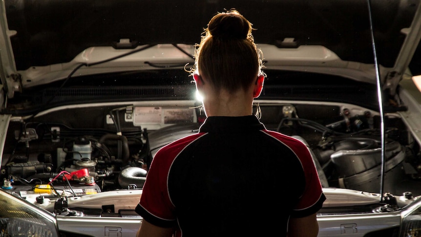 Isabelle Kranhold works on a car.