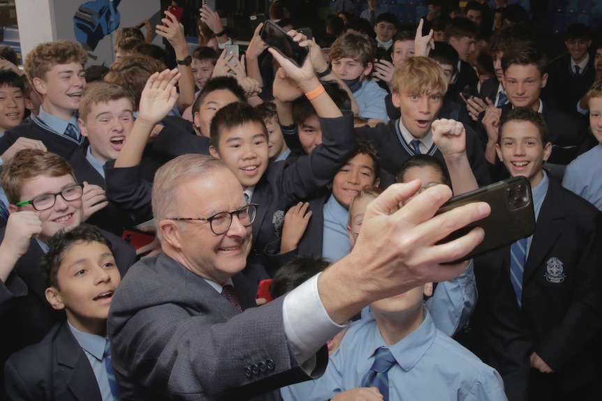 Anthony Albanese takes a selfie with school students 