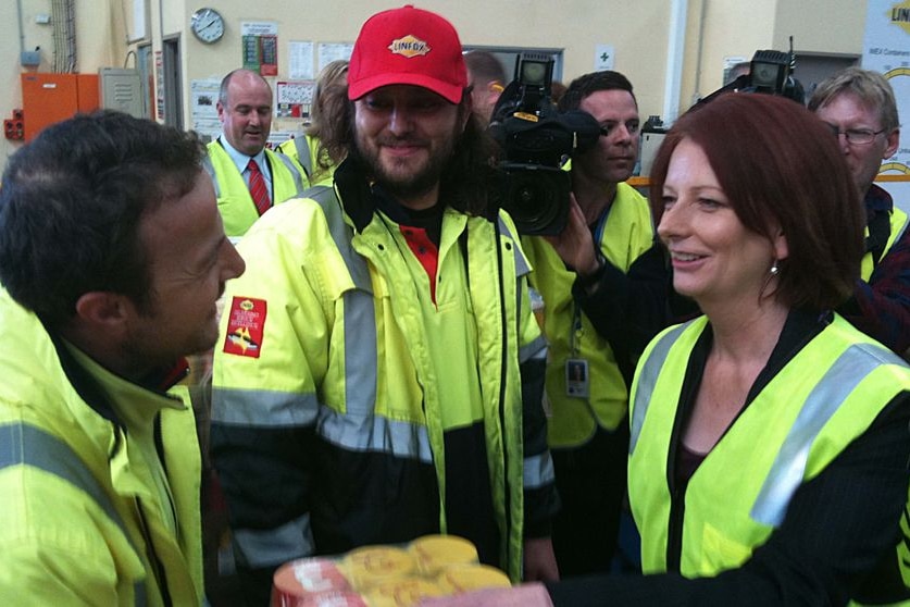 Prime Minister Julia Gillard meets workers (Nick Harmsen: ABC News)