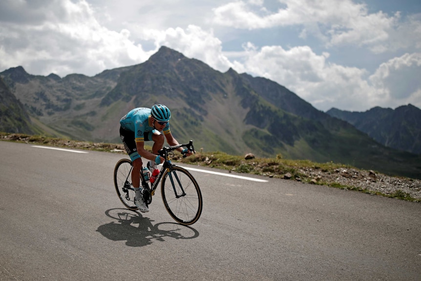 Cyclist Mikel Landa begins a steep descent during the 2018 Tour de France