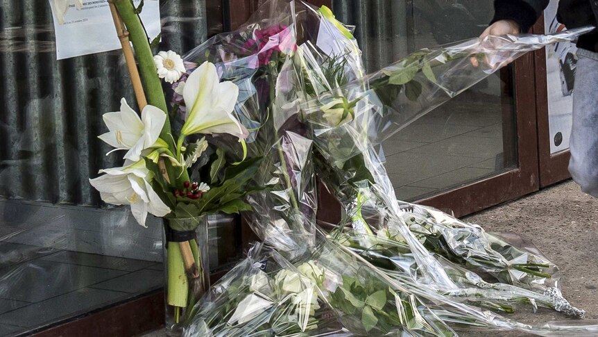 On Sunday afternoon about 400 people gathered in front of the ice skating rink to lay flowers.