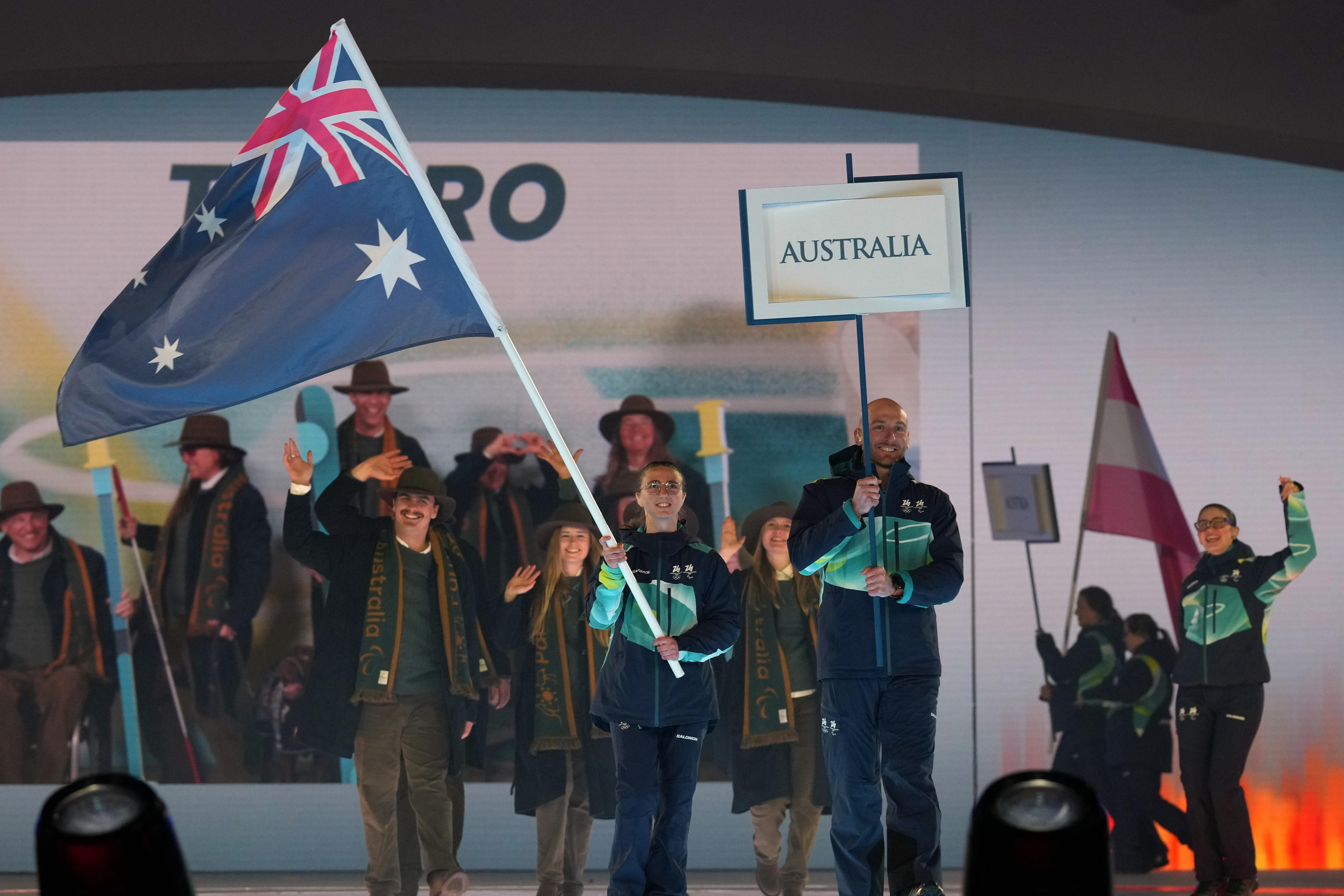 Atletas australianos entram durante a cerimônia de abertura das Paraolimpíadas de Inverno de 2026.