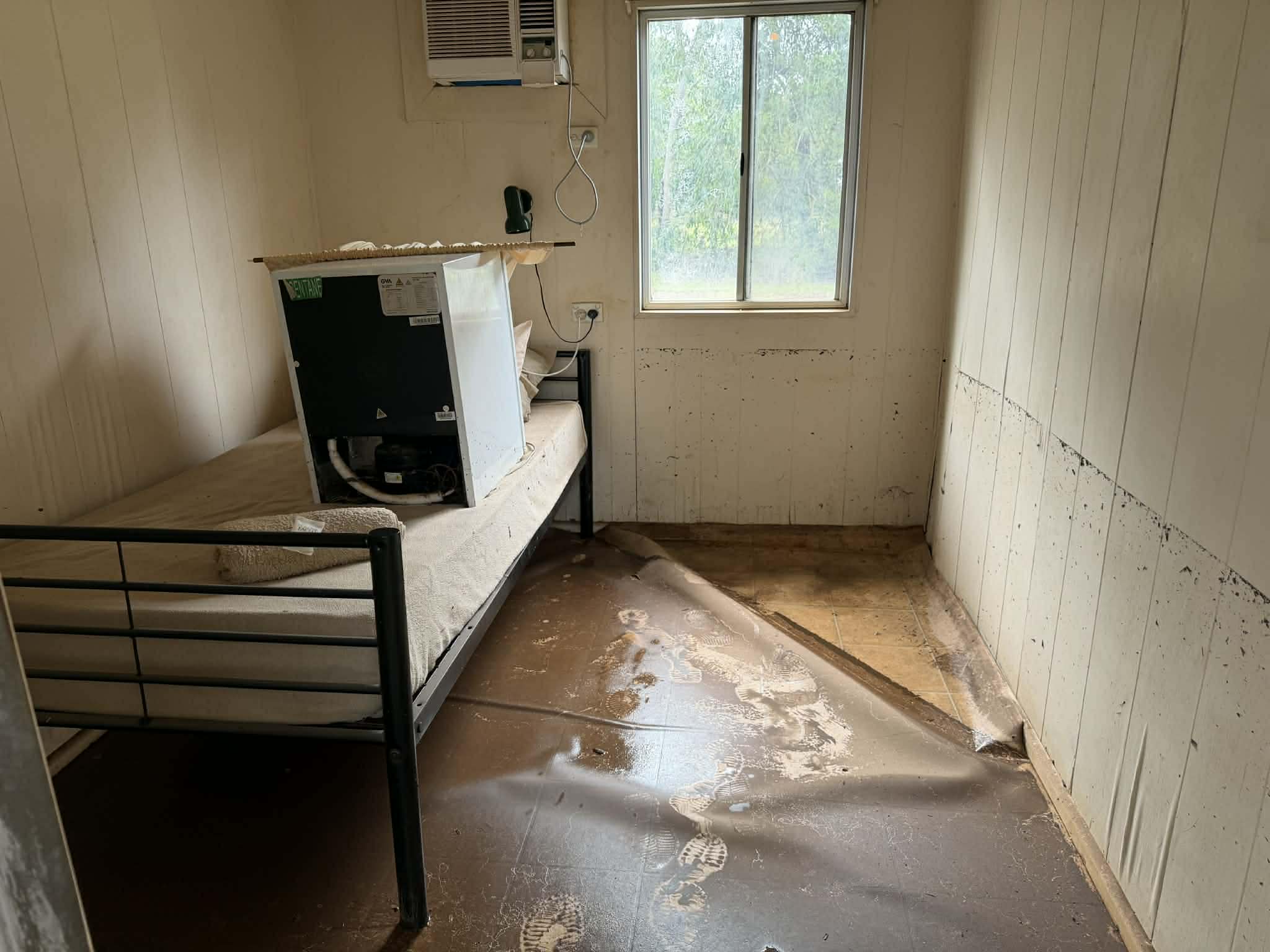 Una cabaña con daños por agua de aproximadamente un metro de altura.