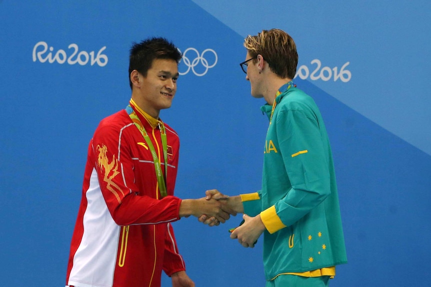 Mack Horton (R) shakes hands with Sun Yang on the medal podium in Rio.