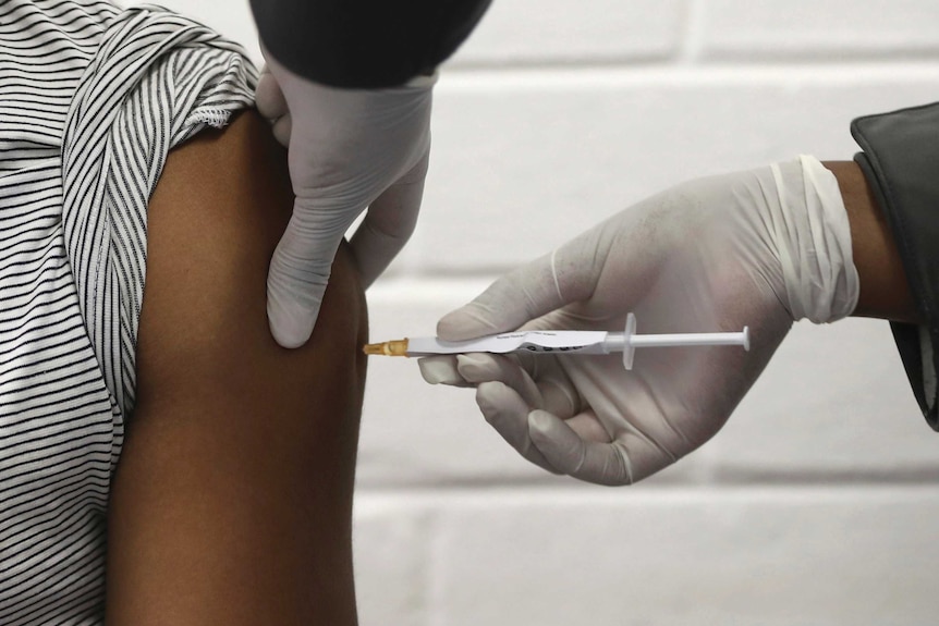 目前，实际接种新冠疫苗第一剂的人只是预期的六分之一。